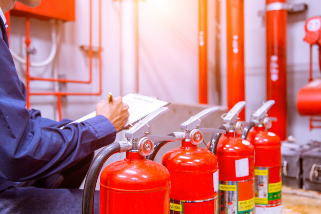 gallery/ingeniero-que-comprueba-sistema-control-fuego-industrial_34936-18